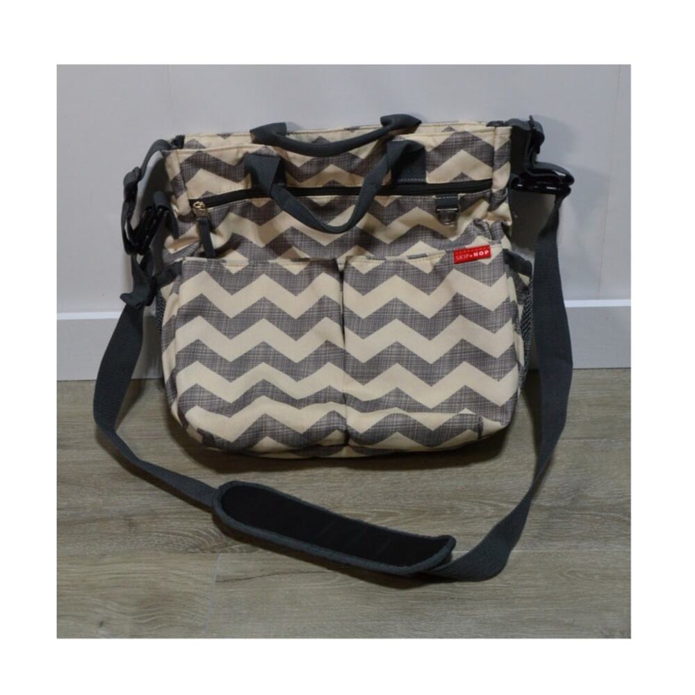 Skip Hop Dash Messenger Diaper Bag in Chevron Gray & Cream